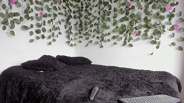 Laurensmith9 online show from April 15, 2:39 pm