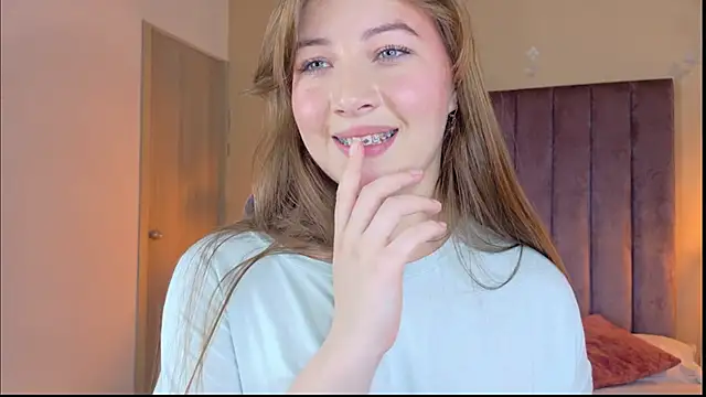 Dahlia Rousse online show from March 28, 8:36 am