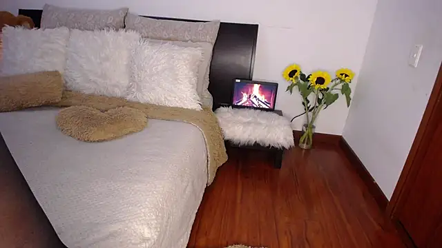 miaderail online show from March 9, 12:58 am