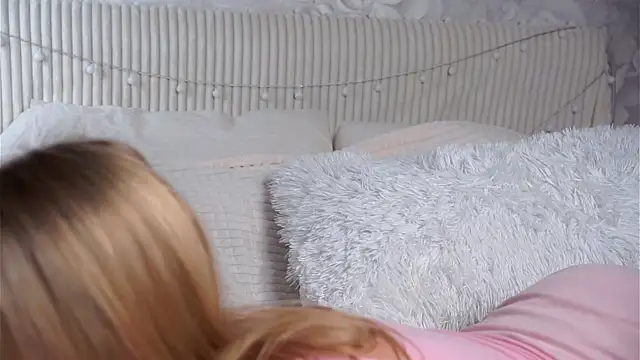 SunnivaCovil online show from April 15, 3:34 pm