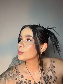 HotAlana  online show from March 10, 4:33 pm