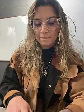 Isabella Varella online show from February 3, 2:33 pm