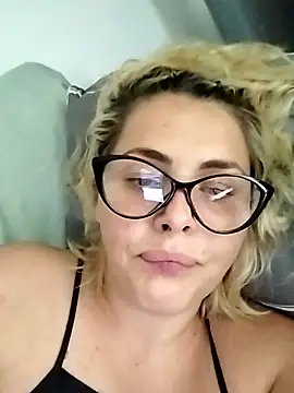 LarisseBelle online show from July 1, 2:49 pm