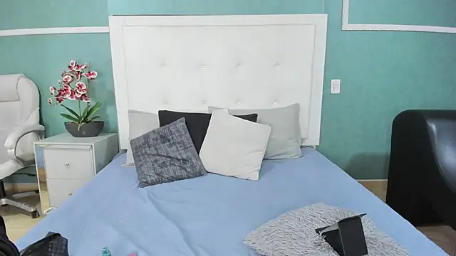 ania gomez online show from February 2, 8:08 pm