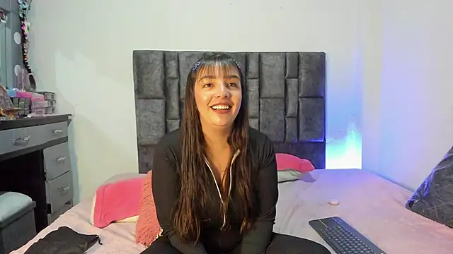 Esmeraldaa- online show from April 11, 6:30 am