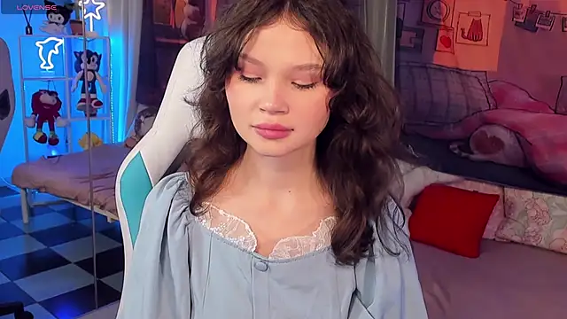 EmilyChaves online show from December 15, 7:02 am