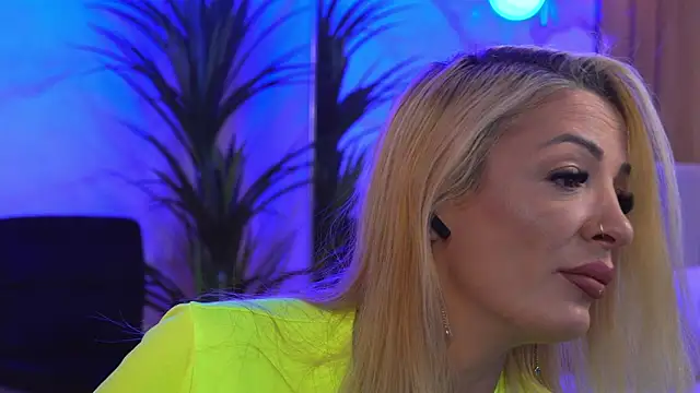 Izabellle02 online show from April 15, 3:40 am