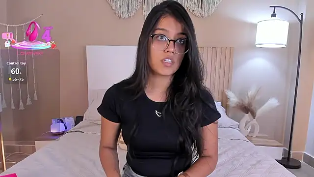 Camila Bustamante online show from March 17, 4:00 pm