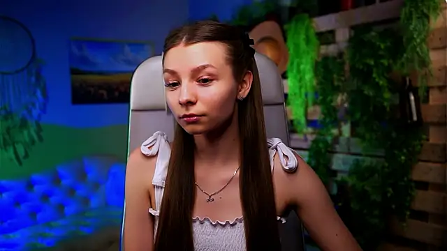 JulieDaniel online show from February 4, 9:56 am