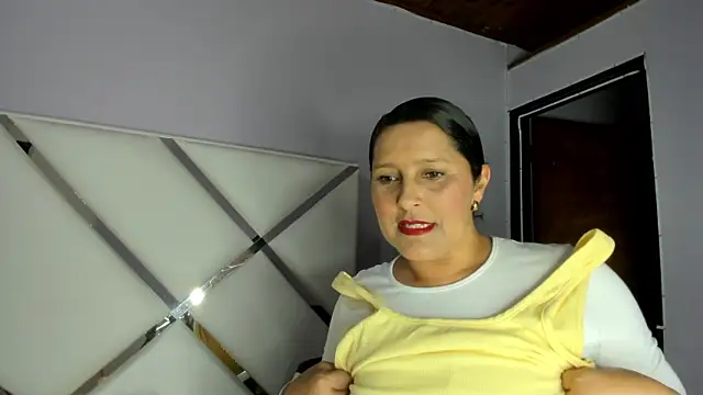 KikaDuque online show from April 6, 8:10 pm