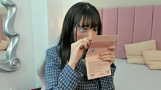 Emilia Bons online show from March 18, 1:27 pm