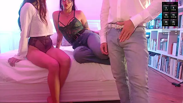 friendswithben33 online show from April 10, 11:11 pm