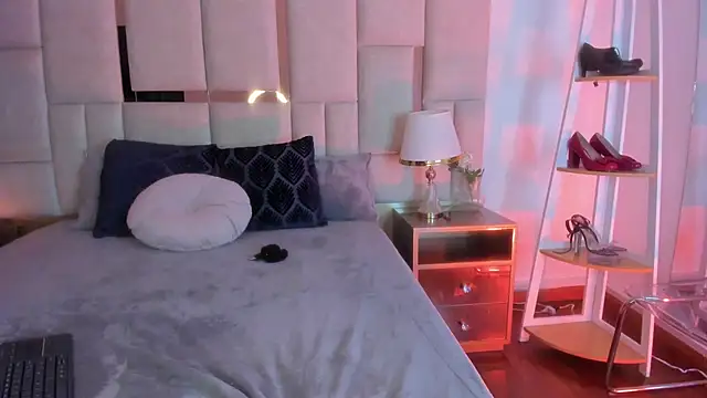 Violett Novoa online show from February 9, 8:00 pm