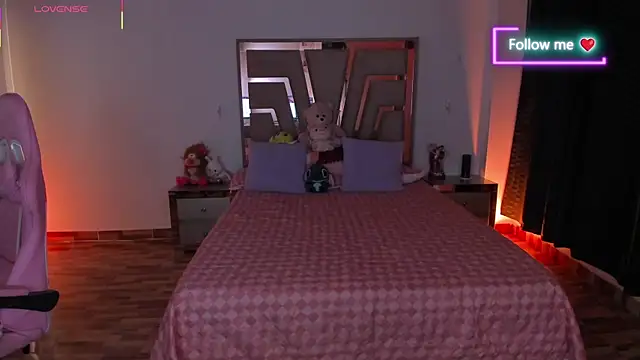 lunaarose online show from April 20, 4:37 am