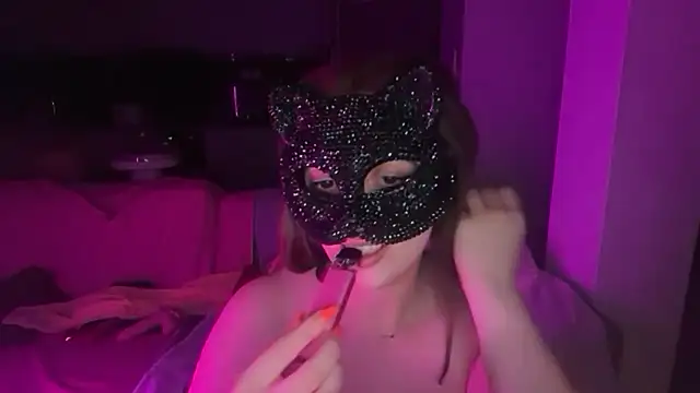Lunahadidd online show from July 3, 9:43 pm
