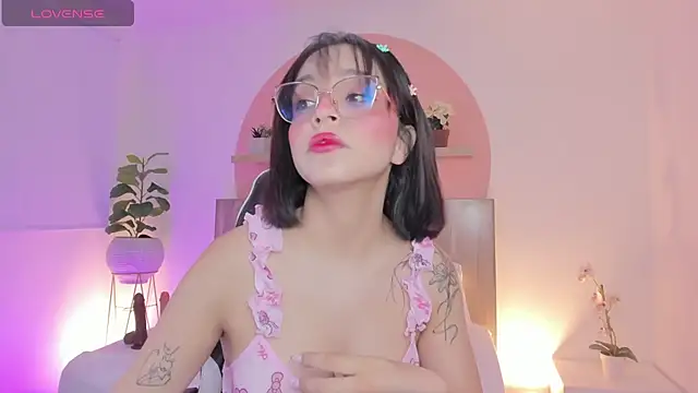 Clara Luu online show from April 9, 2:47 am