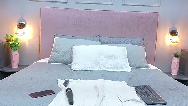 Camila Hill  online show from March 12, 1:36 pm