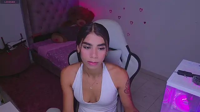 BrunetteAdams001 online show from April 12, 3:42 am