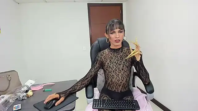 Aisha hotts777 online show from April 8, 4:47 am