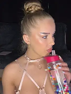 AubrieleRouj1 online show from March 30, 4:39 pm