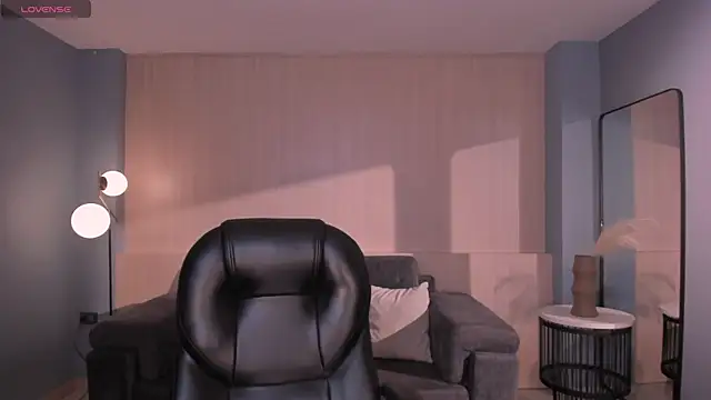 MayaMoretti  online show from April 4, 4:33 am