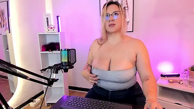 hollie joliie online show from March 16, 12:09 pm