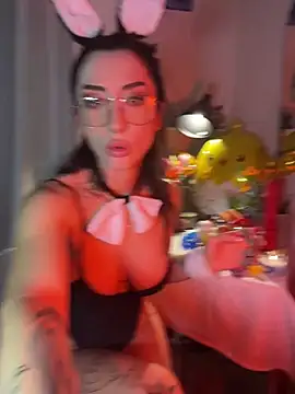 nikkaanderic online show from April 1, 7:00 pm