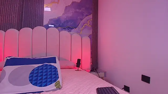 abbyrouss  online show from April 15, 3:18 am