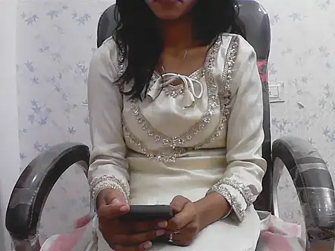 short girl  online show from April 10, 4:35 pm