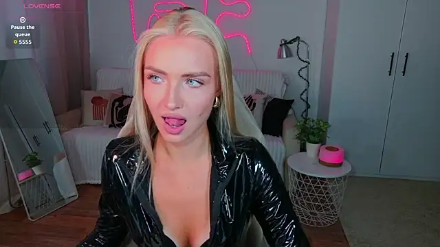 TessaGrays online show from August 4, 12:44 pm