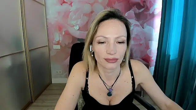 AlinaMoor online show from March 28, 7:30 am