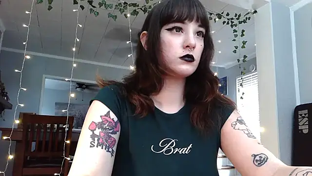 Trickylucy555 online show from May 12, 10:27 pm