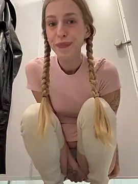 kira mia online show from April 21, 4:47 pm