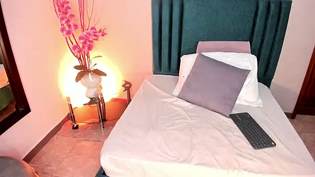 HannaaWells online show from March 28, 4:28 pm