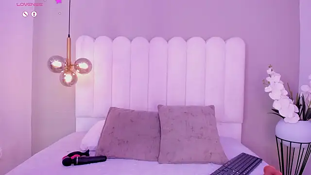 EmilyMiller 22 online show from January 18, 1:07 pm