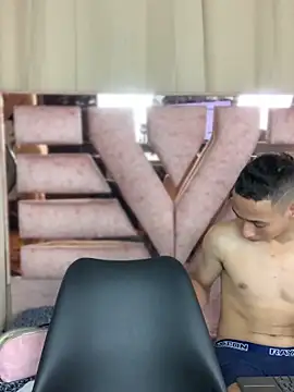 Antonella And Thiago online show from April 15, 1:33 pm