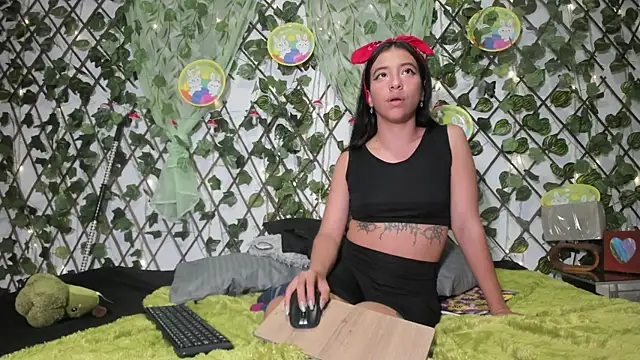 LittlePeach  online show from April 9, 11:04 am