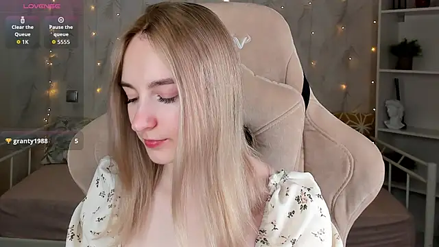 Shy Polly online show from April 14, 12:11 am