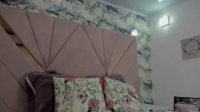 thalia nichols online show from April 6, 8:10 pm