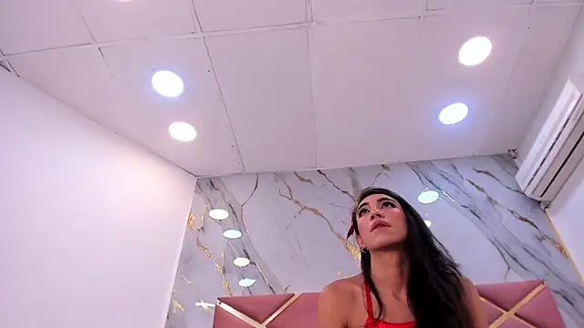 VALERIAQUEENTS   online show from April 9, 12:10 pm