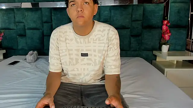  bonnyandclyde online show from April 10, 1:39 pm