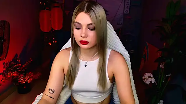 HyileyClark online show from March 27, 9:21 am