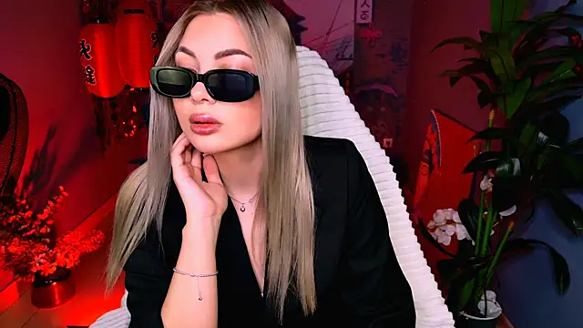 HyileyClark online show from March 24, 9:47 am