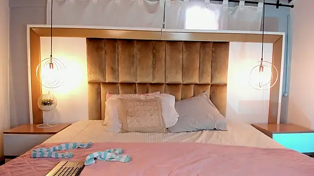 BrianaJhons19 online show from March 17, 8:13 pm