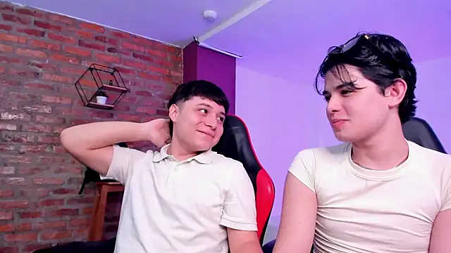 HotThreesoome online show from March 31, 1:00 pm