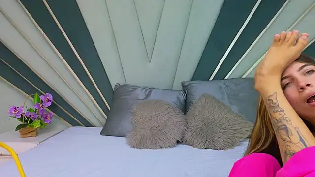 DulceeEsmeralda online show from March 4, 1:50 pm