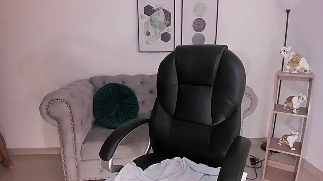 Lynara norien online show from February 6, 7:39 pm