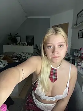 EmmiPemmi online show from February 6, 6:33 pm