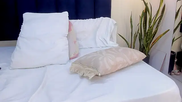 mayaevansmg online show from April 1, 12:39 pm