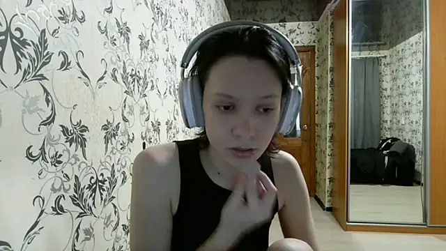 LxayBloom online show from March 31, 12:49 pm